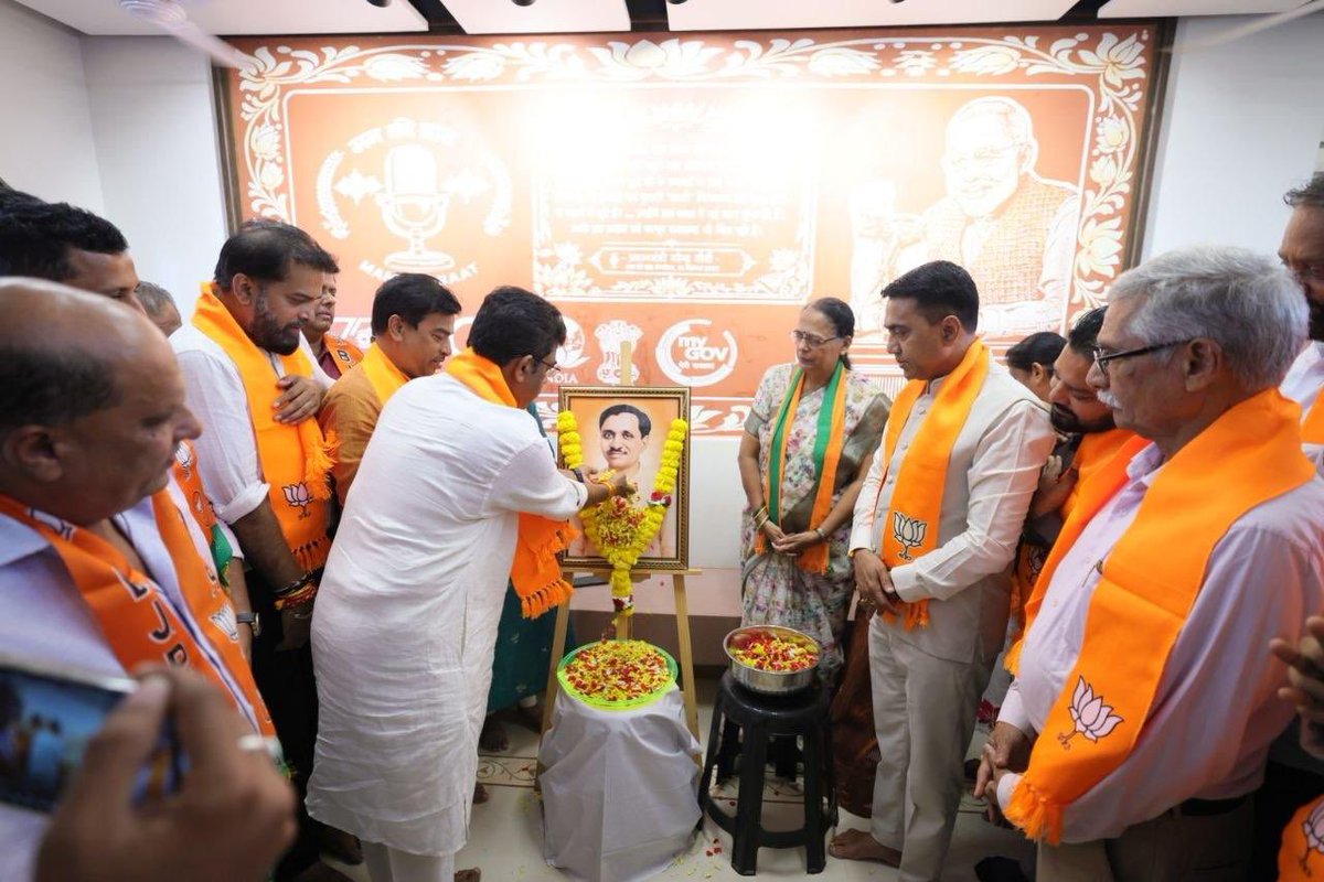 ShetSadanand's tweet photo. Paid floral tributes to Pandit Deendayal Upadhyay Ji on his Jayanti, along with Hon’ble CM @DrPramodPSawant Ji, State President of @BJP4Goa Shri @DamuNaik Ji, MLA Shri Rudolf Fernandes Ji, MLA Shri Rajesh Phaldesai Ji, State General Secretary Shri Sarvanand Bhagat Ji and other Karyakartas.