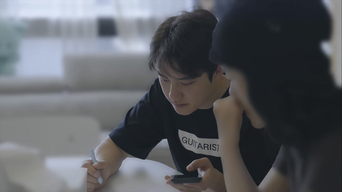 _kyungsooft's tweet photo. the bracelet and the pen makes him look mooooore attractive 😖😖 https://t.co/xipa7gAkBE