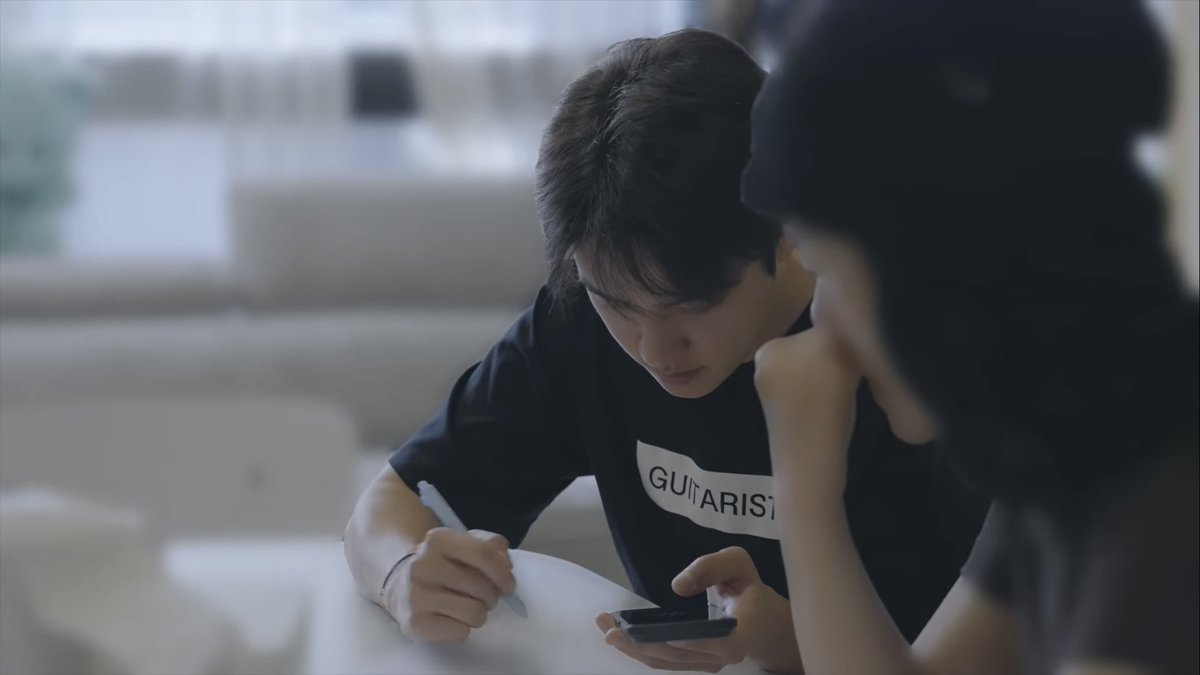 _kyungsooft's tweet photo. the bracelet and the pen makes him look mooooore attractive 😖😖 https://t.co/xipa7gAkBE