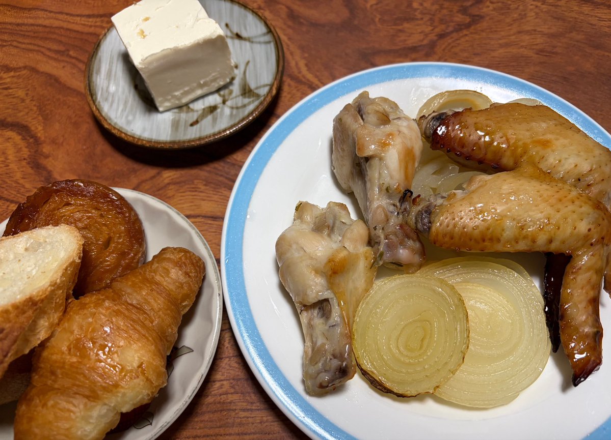 aabb_meg's tweet photo. ご飯〜
チキンのオーブン焼き
クリームチーズ
クロワッサン🥐
バゲット🥖
クイニーアマン🥯 https://t.co/e39jMmvusQ