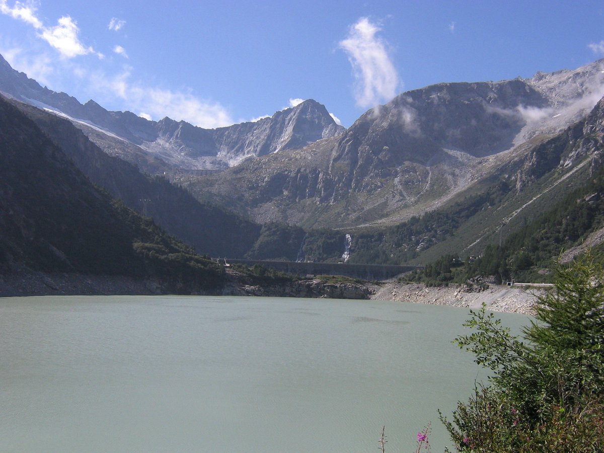 robesalis's tweet photo. 6/ (foto del Lago d’Avio)
💧 Pompaggi: a Edolo Enel pompa acqua nel Lago d’Avio quando l’energia abbonda e la rilascia quando serve. Una batteria di montagna che funziona da 40 anni. Ogni nuovo bacino riqualifica anche il territorio. Meglio un laghetto che una centrale nucleare. https://t.co/3Fs5Oiwkhw