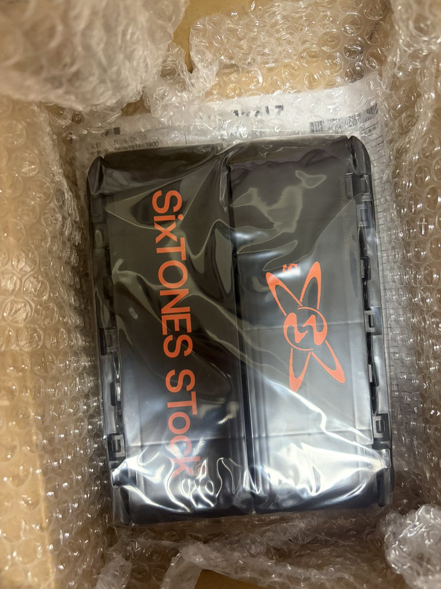 0qslly's tweet photo. SixTONESSTOCKのグッズミニカーと一緒に頼んじゃったからまだまだ届かなそう笑笑笑笑だけどあとからボックスだけ頼んだらすぐ届いた仲良く入ってくれてありがとう🩷🖤♪♪ https://t.co/cWAEA4Jk2g
