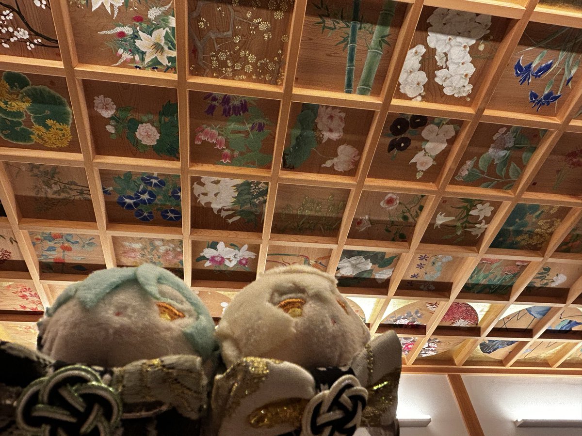 tom_tom_sat's tweet photo. 「観月の夕べ」の続き
奥の茶屋でお抹茶を頂けてほっこり🎑
天井絵がステキでしたよ✨ https://t.co/jyAnxC7GQW