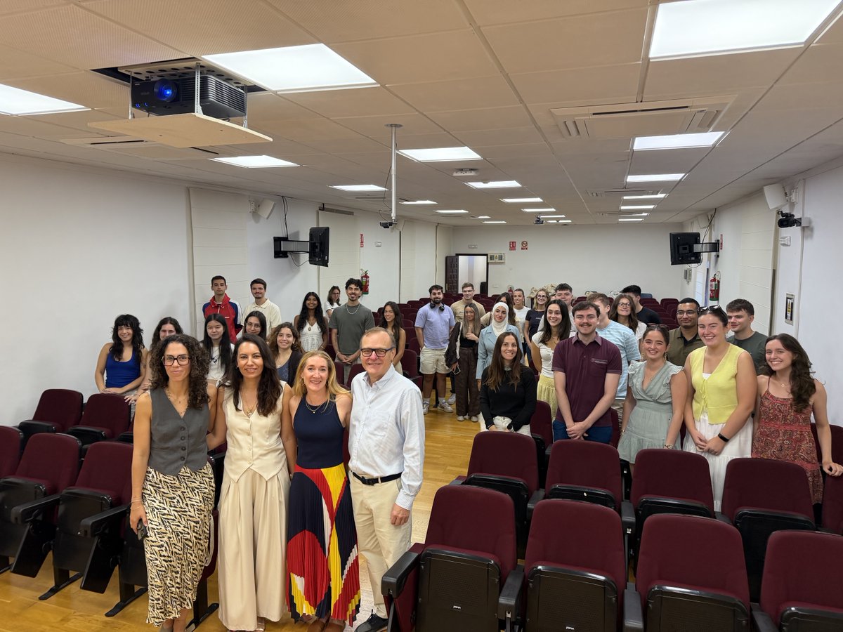 UCAM's tweet photo. 💊 Futuros farmacéuticos de España, Irlanda y Portugal se forman en la UCAM sobre formas farmacéuticas de alta complejidad.

🌍 Estudiantes de la Universidad de Oporto, University College Cork y la UCAM trabajan en grupos internacionales dentro de un programa intensivo Erasmus.
@UPorto @UCC
🧪 Talleres, dispositivos, tests de laboratorio y simulacros de examen tipo Prácticum permiten reforzar competencias y avanzar en nuevos formatos de evaluación práctica.

#Erasmus #UCAMInternacional
https://t.co/f212tStMzq