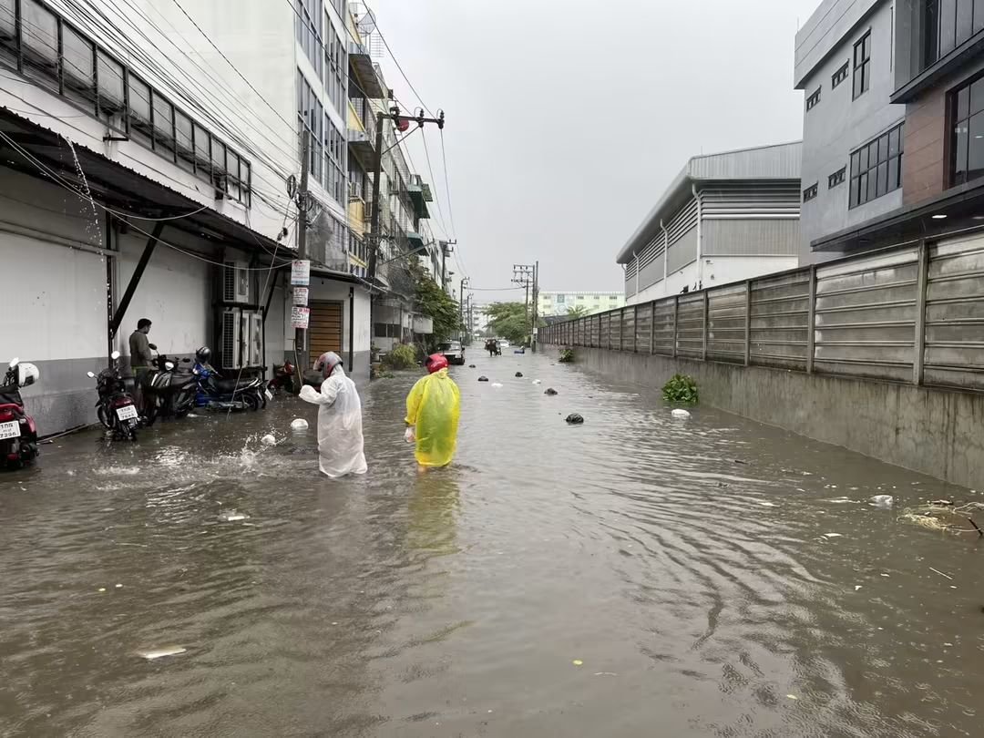 ChularatSaeng's tweet photo. 19.30น.  3 เขตใน กทม.ที่ฝนตกหนักสุด จากปริมาณฝนสะสม 24 ชั่วโมง ได้แก่ เขตคลองสามวา (จุดวัด ปตร.คลองสามวา) ​ปริมาณฝน 182.0 มม., เขตลาดกระบัง (ปตร.คลองประเวศฯ-ลาดกระบัง)​ปริมาณฝน 161 มม., เขตมีนบุรี (ปตร.ประชาร่วมใจ) ​ปริมาณฝน 160.5 มม. #น้ำท่วม #��ลองสามวา #กทม https://t.co/lGYniEiSGf