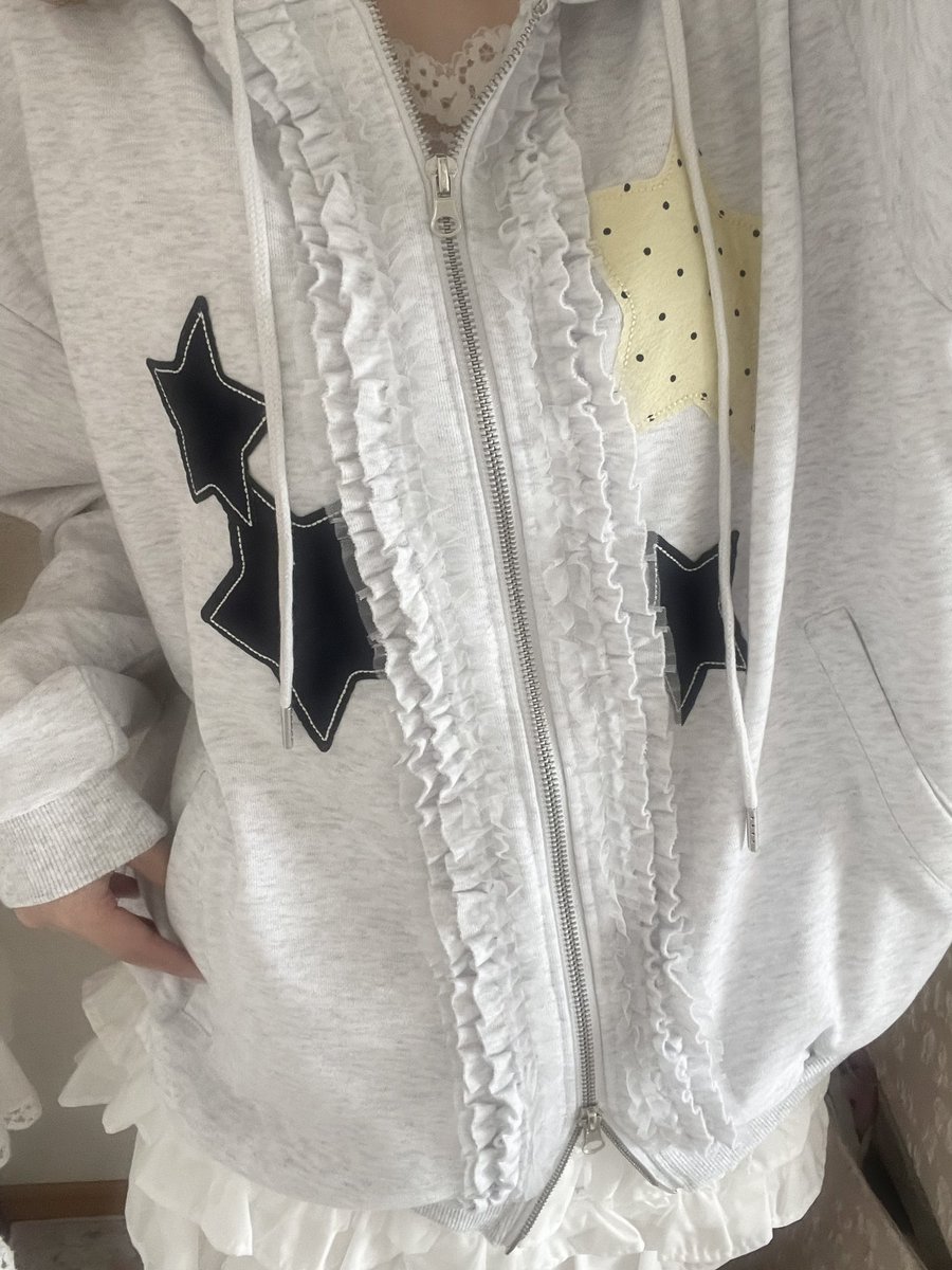 1212naa_'s tweet photo. wclosetの星パッチワークパーカーかわいすぎー！！
フードの所までフリルついてるし( ᵕ ᵕ̩ )♡
 #wcloset #zozotown  #pr https://t.co/SmUTPRWIaV