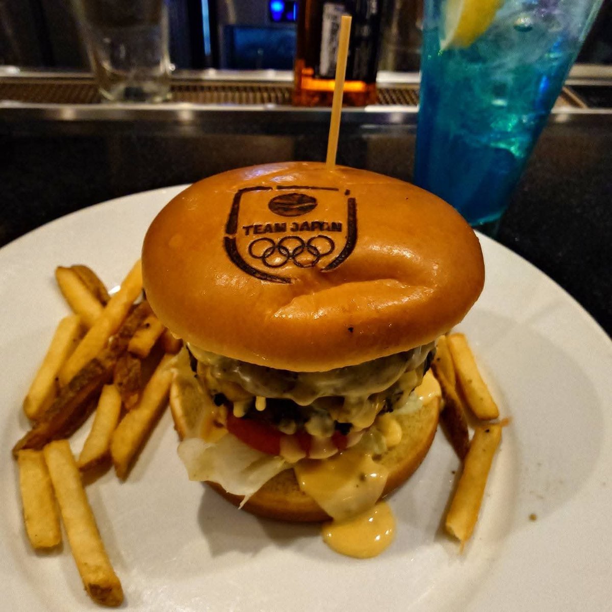 hirohikoasai's tweet photo. 今日は訳あって、外食🍔
「TGI FRIDAYS 名古屋久屋大通店」@tgifridaysnagoyajapan の"TEAM JAPAN DOUBLE CHEESE BURGER"🇯🇵🍔
アジア競技大会の開催に合わせ、TEAM JAPAN🇯🇵とスペシャルコラボしたメニュー✨🎌
#TGIFRIDAYS名古屋久屋大通店
 #TGIFRIDAYS #フライデーズ #TEAMJAPANDOUBLECHEESEBURGER https://t.co/zUUyPJw9pn