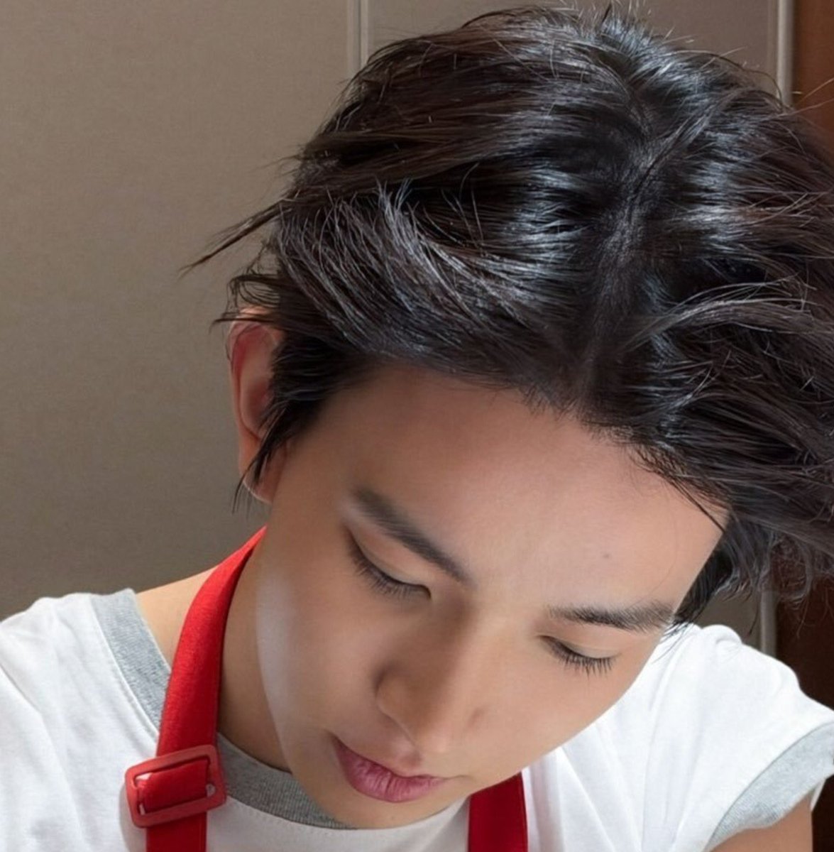 cuddlyheeseung's tweet photo. his choco chips,his eyelashes, his hair, his hands and everything abt him is so pretty:( https://t.co/p3BXCO1kcE