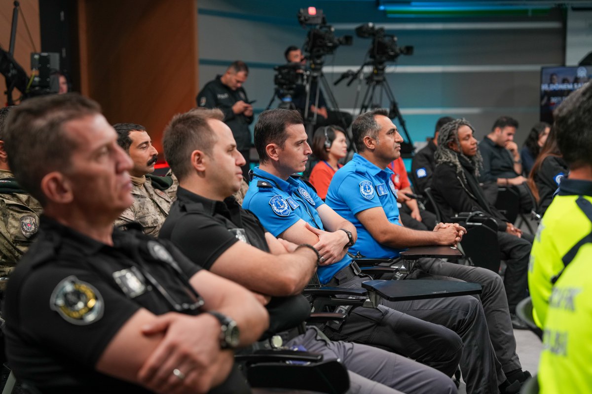 paedutr's tweet photo. Polis Akademimiz ve Anadolu Ajansı iş birliğiyle, savaş, afetler ve olağanüstü hallerde görev yapabilecek operasyonel muhabirler yetiştirmek amacıyla 14 - 25 Eylül 2026 tarihleri arasında 8 ülkeden 25 kursiyerin katılımıyla düzenlenen “30. Dönem Savaş Muhabirliği Eğitimi”nin kapanış töreni gerçekleştirilmiştir.

Anadolu Ajansı Genel Müdürlüğü AAtölye'de gerçekleştirilen kapanış törenine; Polis Akademisi Başkan Yardımcımız 1. Sınıf Emniyet Müdürü Fatih İNAL, TİKA Dış İlişkiler ve Ortaklıklar Daire Başkanı Uğur TANYELİ, Anadolu Ajansı Akademi Müdür Yardımcısı Mehmet ALACA, Anadolu Ajansı yöneticileri ile 8 ülkeden toplam 25 kursiyer katılım sağlamıştır.

Tören, kursiyerlere sertifika takdiminin ardından sona ermiştir.