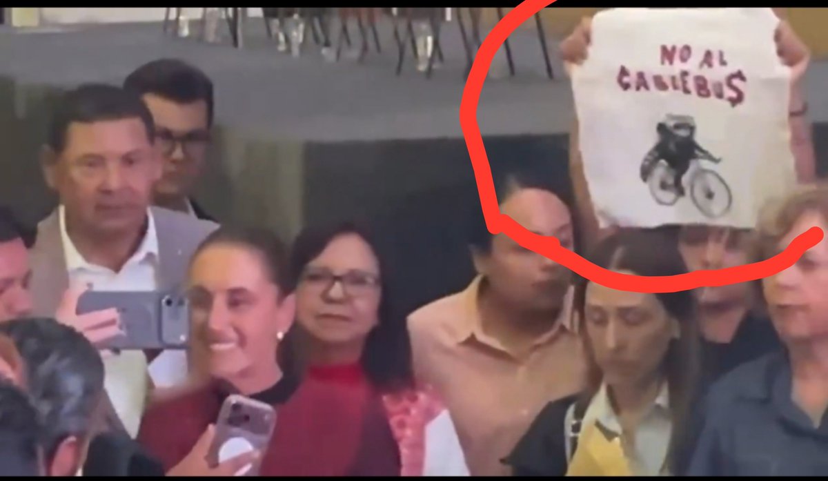 Cintillo_'s tweet photo. 🚡💥 ¡LE SACARON EL "NO AL CABLEBÚ$"

En pleno evento en Los Fuertes de Puebla, colectivos le sacaron cartel a @Claudiashein para protestar contra el Cablebús de Armenta. 😬

Con todo y el signo de $.

Ella solo sonrió y siguió tomándose fotos. 📸👀

#Puebla #Cablebús #Sheinbaum https://t.co/EWXhss6Zco