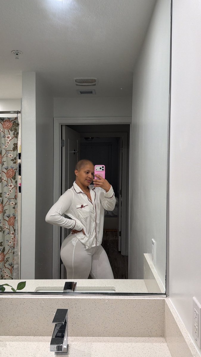 KeishaArlene's tweet photo. Today is my last day of chemo, what a journey it has been. God is great! Cant wait to ring that bell🥲💗 https://t.co/90DKYkNU8s