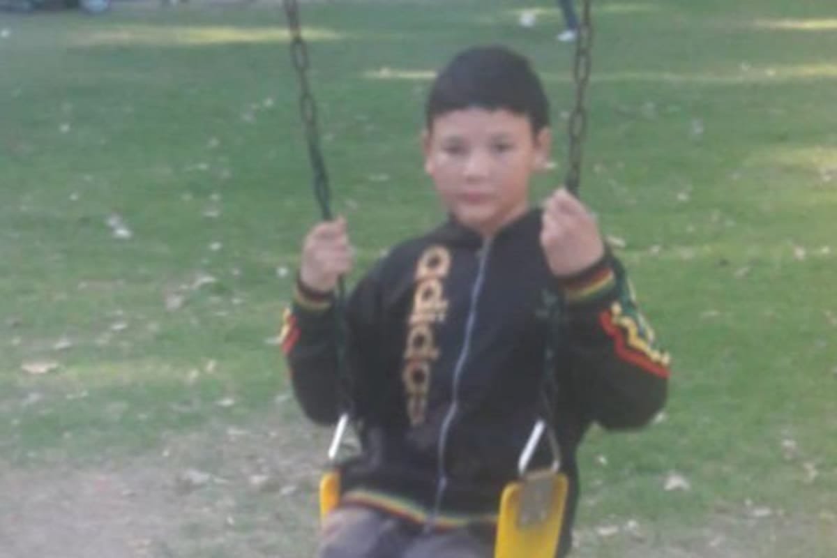 GabrielaSanzD's tweet photo. No nos olvidemos de Jhonatan.
Tenía 15 años. Había señales, había denuncias. Su madre pidió ayuda y desde la UTU también alertaron sobre las lesiones. Pero el sistema no logró protegerlo.
Hoy la Fiscalía pide 20 años de prisión para su padre. Pero esta historia no termina con una condena. También hubo fallas institucionales que deben esclarecerse.

Y luchemos todos los días para que que cuando una madre pida ayuda, alguien responda.
Para que cuando una institución educativa denuncie, el sistema actúe.
No nos olvidemos de Jonathan.
Que nunca más un niño quede solo después de pedir ayuda