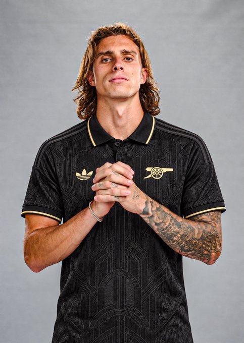 ArtetaEra's tweet photo. 🚨𝗡𝗘𝗪: Arsenal’s 2027/28 third kit is set to be mostly black. Adidas aims to push a trendy, fashion-forward look designed to be worn anywhere, not just on matchdays.  

@now_arsenaI . https://t.co/rIGdleb0SP