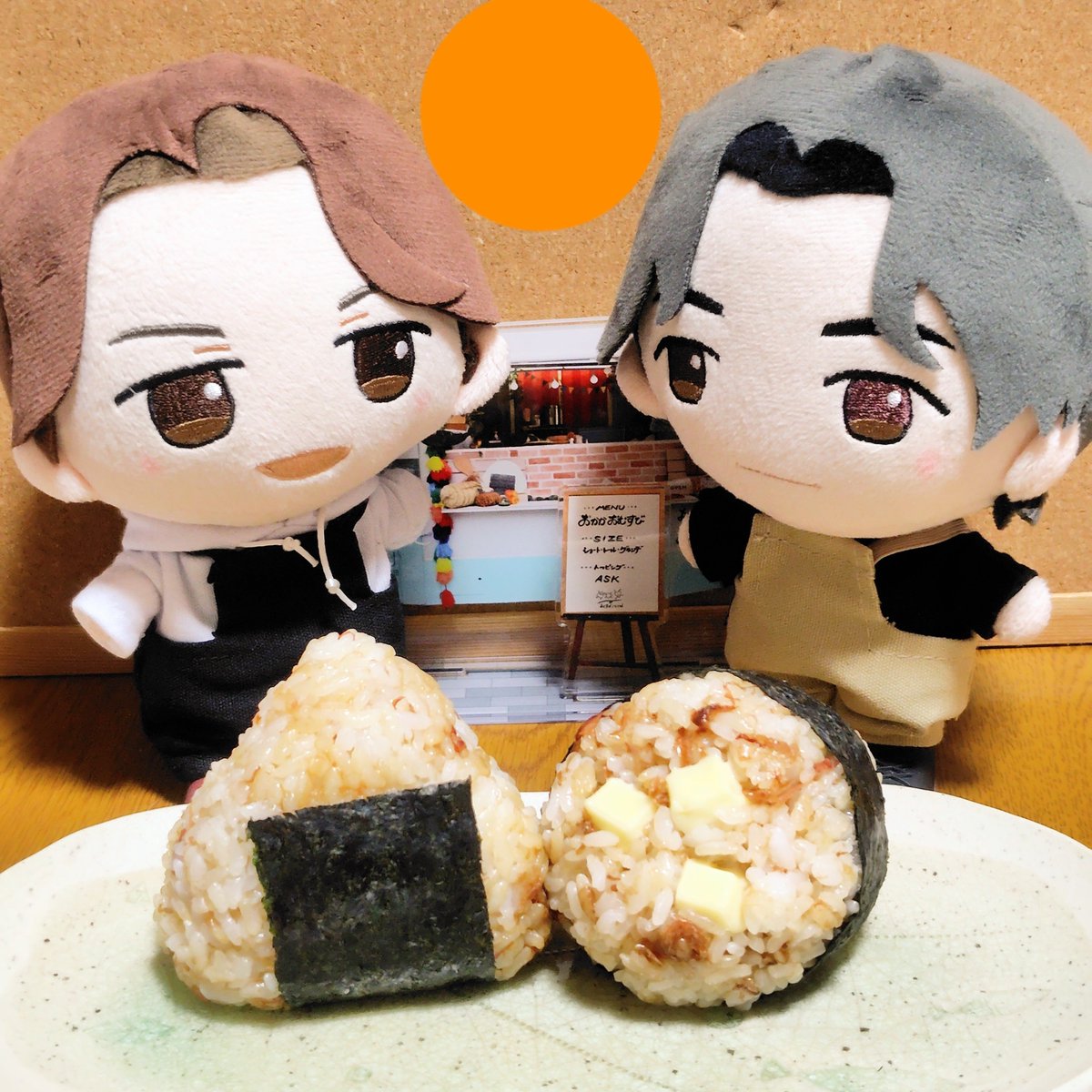 airibaco's tweet photo. おむすびごろりん🍙🧀➰開店しました！帰り道でお月見してきた〜🌕️雨降らなくて良かった！土日はまた天気悪そうなので引きこもって原稿がんばる。もう10月になっちゃうなんて… https://t.co/z2qybqYfJD