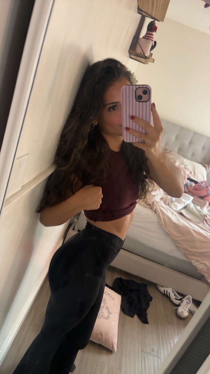 spoilqueengiuli's tweet photo. goodmorning losers start my day nicely by draining your wallet for me ❤️ https://t.co/y0QHhu0F9n