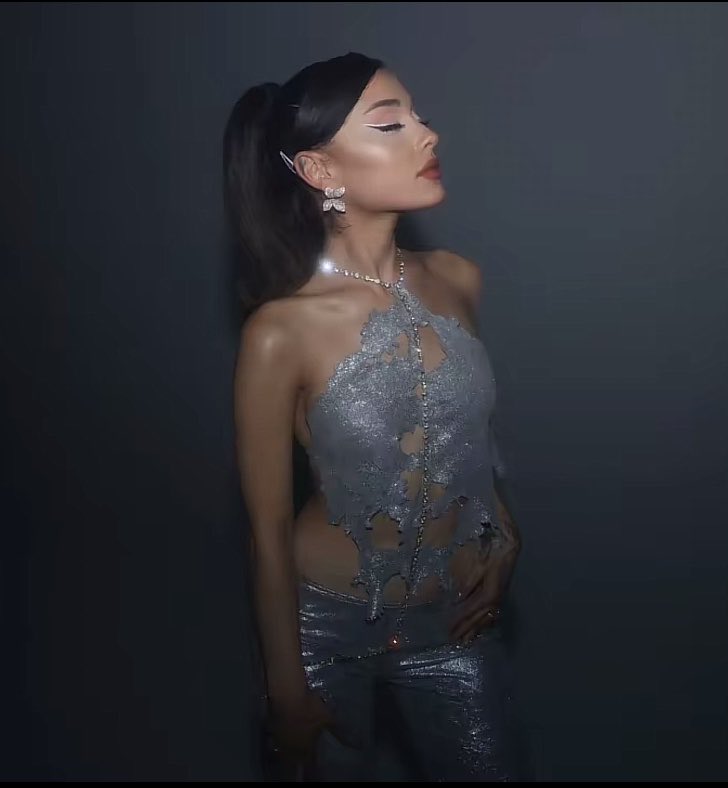 b3tteroffs's tweet photo. This was such a gaggy outfit https://t.co/JK3nSYAHNv