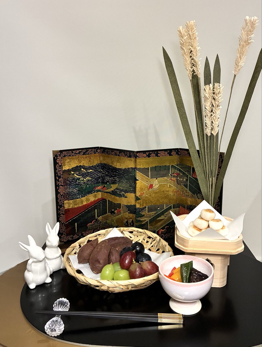 blochan_knt's tweet photo. 十五夜（芋名月）🎑

平安時代、既に十五夜の月を愛でる宴が催されていたそうですね。
延喜9年に宇多法皇が文人たちを亭子院に招き「月影秋池に浮かぶ」をお題に詩を詠ませたとか…。
観月の宴は、やがて日本のお月見文化へ。

今宵は千年の時を越え、
遠い平安の夜と同じ月を愛でましょうぞ🌕✨ https://t.co/P67GhecC7S