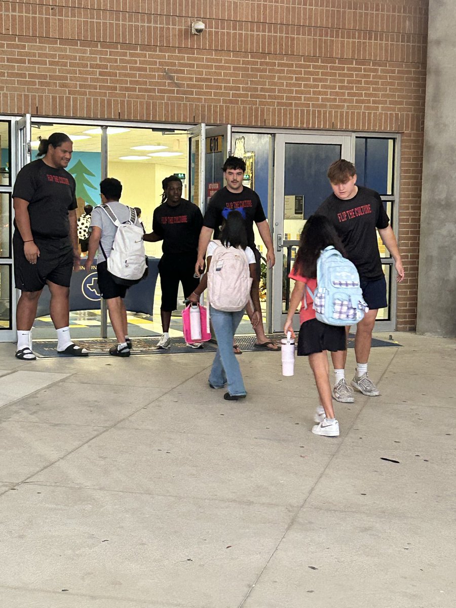 NCDAWGPOUND's tweet photo. High-Five Fridays are the best!!💪

#FlipTheCulture https://t.co/aWnWTqisu4