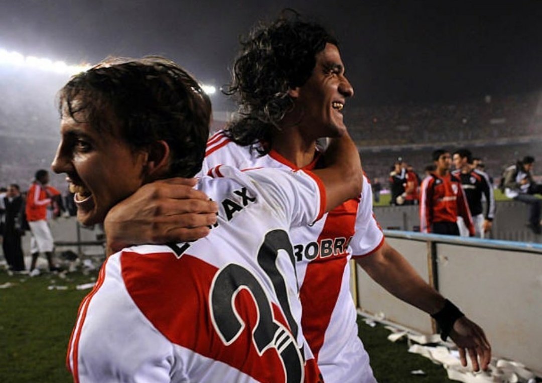 FacundoBrignolo's tweet photo. Emocionado el enano.
Para los chicos / adolescentes de esa época donde todo era caótico y triste, la aparición de Buonanotte haciendo dupla con el ídolo más grande de dos generaciones fue lo más grande del mundo.

Ortega - Buonanotte nos salvaron la vida a los chicos que no parábamos de recibir cachetazos. 

El enano jugó 15 partidos en ese Clausura 2008 e hizo 9 goles. NUEVE GOLES, dos para sacar campeón a River después de 4 años. Una dupla que duró poco pero marcó mucho.