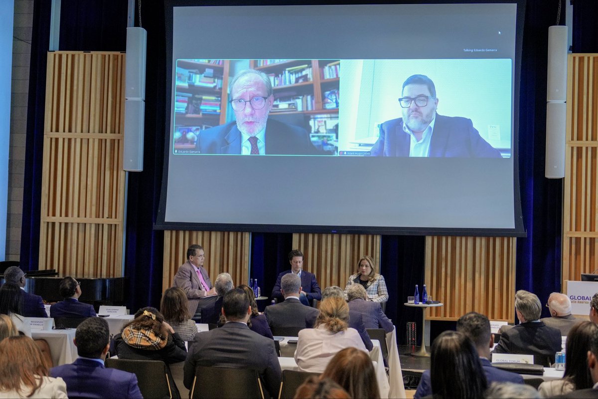 FUNGLODE's tweet photo. El voto latino y su peso en el futuro político de Estados Unidos

El Panel 4 del 8.º Foro Global América Latina y el Caribe 2026 cerró la jornada con una conversación sobre el papel creciente de la comunidad latina de cara a las elecciones de medio término de 2026 y los retos que enfrenta la democracia estadounidense.

Eduardo Gamarra, Katharine Pichardo, Mark Hugo Lopez y David Pakman abordaron los cambios en las preferencias electorales de los votantes latinos, las preocupaciones en torno a la política migratoria, la participación política y la manera en que esta comunidad continúa ganando relevancia dentro del escenario electoral de Estados Unidos.

El panel permitió analizar una realidad cada vez más determinante: el voto latino se ha convertido en un factor clave para comprender las transformaciones políticas y sociales que atraviesa el país.

#GlobalForum2026 #LACForum2026 #Funglode #GFDD #LatinAmerica