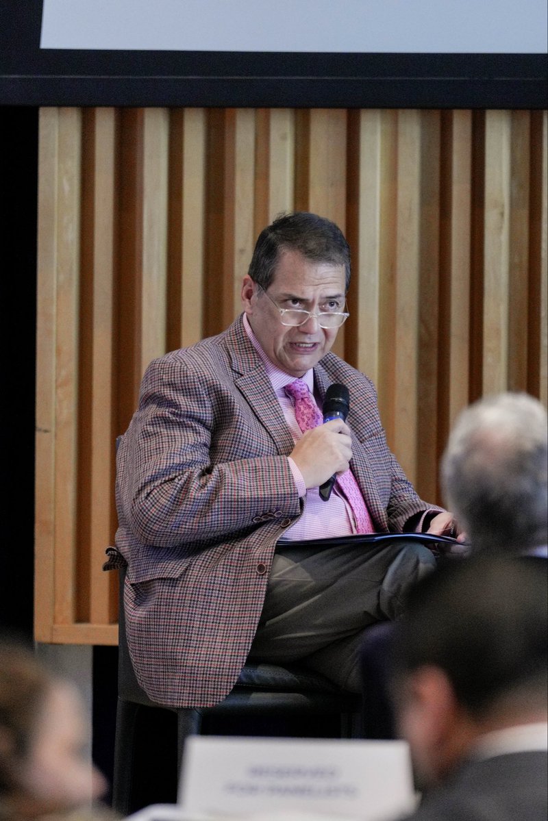 FUNGLODE's tweet photo. El voto latino y su peso en el futuro político de Estados Unidos

El Panel 4 del 8.º Foro Global América Latina y el Caribe 2026 cerró la jornada con una conversación sobre el papel creciente de la comunidad latina de cara a las elecciones de medio término de 2026 y los retos que enfrenta la democracia estadounidense.

Eduardo Gamarra, Katharine Pichardo, Mark Hugo Lopez y David Pakman abordaron los cambios en las preferencias electorales de los votantes latinos, las preocupaciones en torno a la política migratoria, la participación política y la manera en que esta comunidad continúa ganando relevancia dentro del escenario electoral de Estados Unidos.

El panel permitió analizar una realidad cada vez más determinante: el voto latino se ha convertido en un factor clave para comprender las transformaciones políticas y sociales que atraviesa el país.

#GlobalForum2026 #LACForum2026 #Funglode #GFDD #LatinAmerica