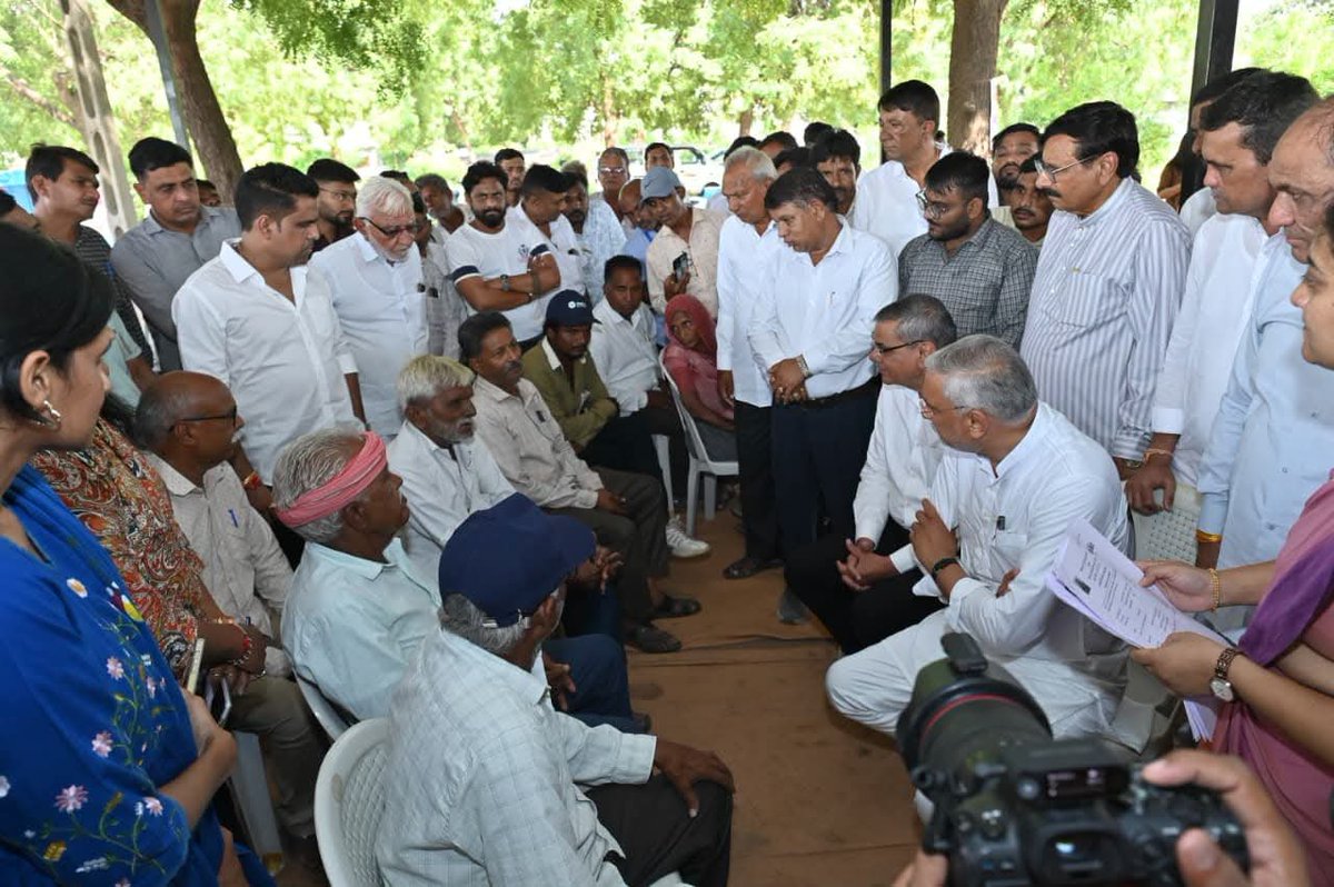 BalrajsinhMla's tweet photo. પ્રદેશ અધ્યક્ષ શ્રી Jagdish Panchal એ આજે દહેગામ તાલુકાના કડાદરા ગામે સેવા સેતુ કાર્યક્રમમાં ઉપસ્થિત રહી વિવિધ યોજનાઓના લાભાર્થીઓને યોજનાકીય સહાયનું વિતરણ કર્યું.

#SevaSankalpAbhiyan
#SevaSetuAbhiyan https://t.co/zky3vF96MR
