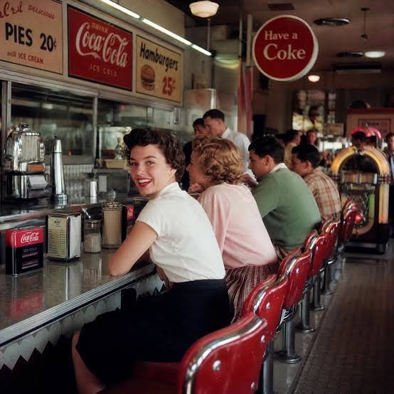 Freya_433's tweet photo. This looks like the 1950s… but something feels off 

 Can you spot it? https://t.co/r4Z41DqR60