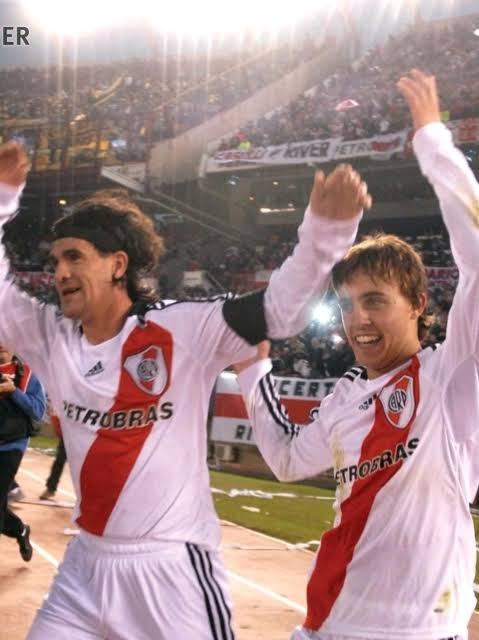 FacundoBrignolo's tweet photo. Emocionado el enano.
Para los chicos / adolescentes de esa época donde todo era caótico y triste, la aparición de Buonanotte haciendo dupla con el ídolo más grande de dos generaciones fue lo más grande del mundo.

Ortega - Buonanotte nos salvaron la vida a los chicos que no parábamos de recibir cachetazos. 

El enano jugó 15 partidos en ese Clausura 2008 e hizo 9 goles. NUEVE GOLES, dos para sacar campeón a River después de 4 años. Una dupla que duró poco pero marcó mucho.