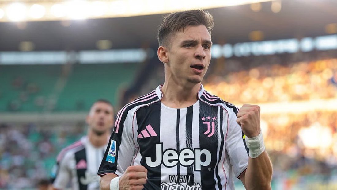 BianconeriZonEs's tweet photo. #Juventus quiere renovar #Conceicao con un acuerdo de cuatro años y más de 4M€ de salario. #Mendes hablará con la dirección a finales de 2026. En verano #Liverpool, #Chelsea y #ManUnited habían pedido información.

@tuttosport 🟠
via @Juventus_Reborn https://t.co/qw4cXxpVmT