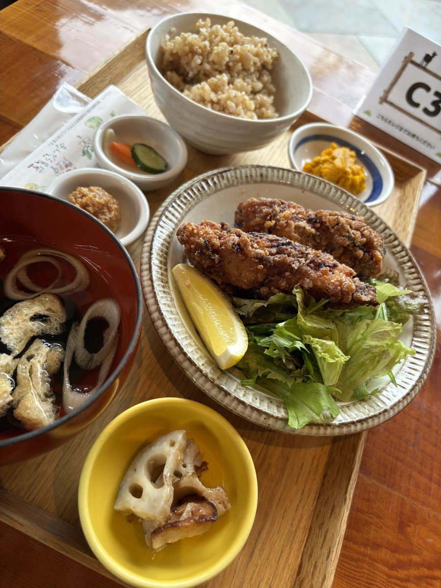na_be_yo_uuu's tweet photo. 昼ごはんの場所を探してて「ヤギがいて和む」との口コミがあり「あんだんち食堂」へ。
行ったら食堂だけでなく、障害者就労支援施設、保育所、介護付きホームなどが集まった「アンダンチ」という場所で、とても良い雰囲気。グッドデザイン賞受賞。若林区なないろの里です。
https://t.co/5vKDVmRWWq https://t.co/ZKeFUkNHDq