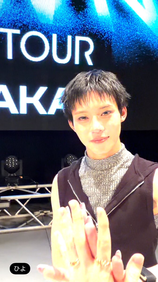 YChocotoxic's tweet photo. Legoハイタッチ🙌
1日目は音楽に合わせてくるくる回ったり踊ったり、すごく可愛かったな〜
すっごく疲れてると思うのに、ハイタッチだけじゃなくて、ピースしたりハートしたり手厚いファンサ素晴らしかったよ〜！！

#LYKNDuskAndDawnxOsaka https://t.co/mZioagrC04