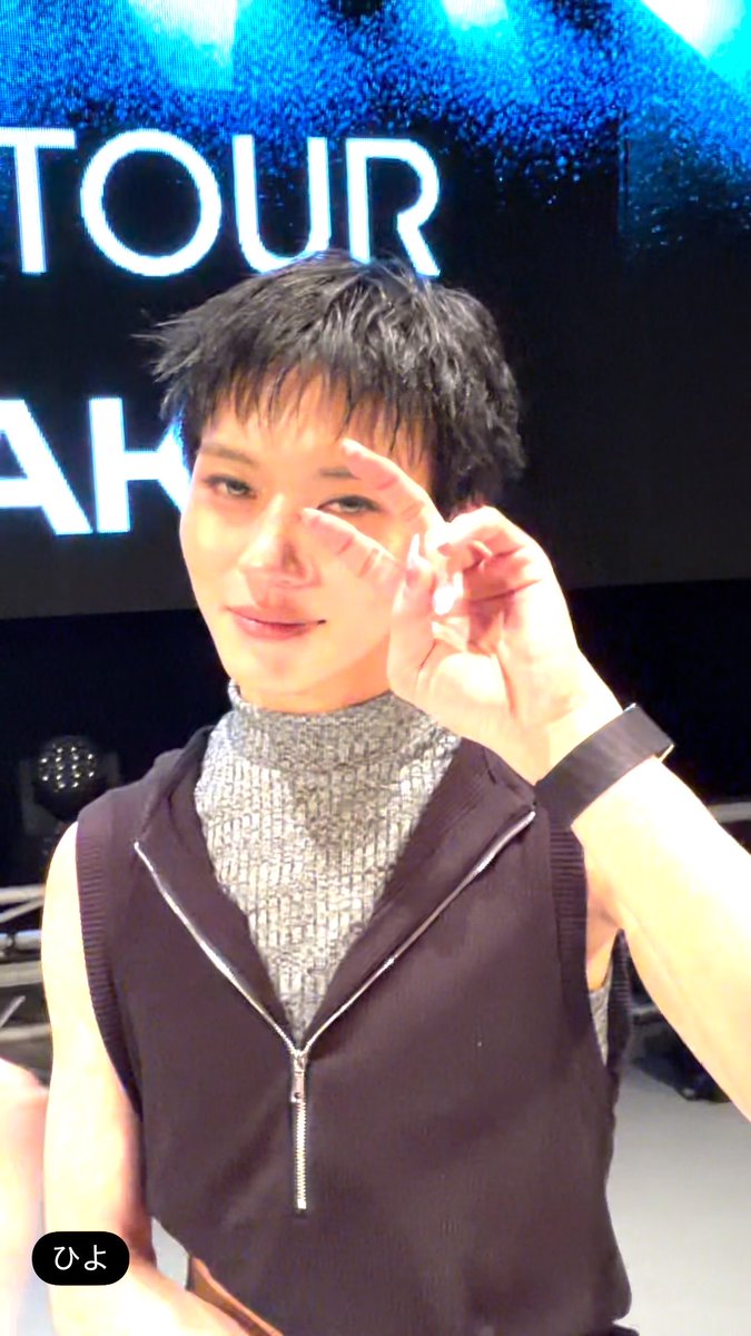 YChocotoxic's tweet photo. Legoハイタッチ🙌
1日目は音楽に合わせてくるくる回ったり踊ったり、すごく可愛かったな〜
すっごく疲れてると思うのに、ハイタッチだけじゃなくて、ピースしたりハートしたり手厚いファンサ素晴らしかったよ〜！！

#LYKNDuskAndDawnxOsaka https://t.co/mZioagrC04