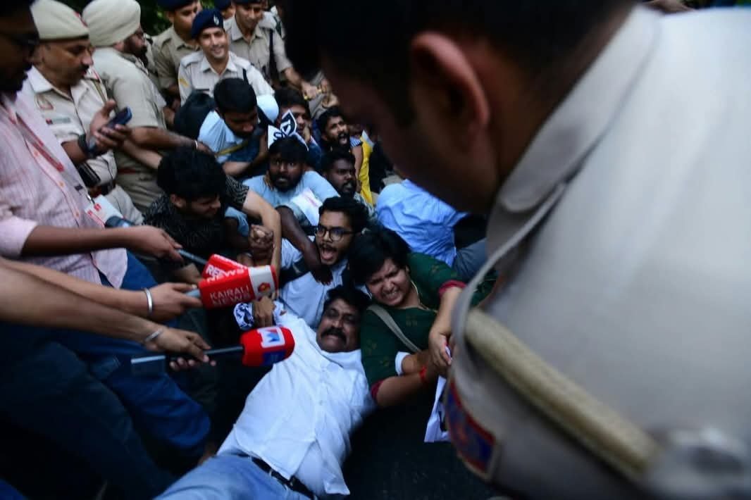 Abhiram___vk's tweet photo. Police excesses against the protest held in Delhi under the leadership of SFI and DYFI demanding the removal of Chief Election Commissioner Gyanesh Kumar.DYFI All India Secretary Himagna Raj Bhattacharya, President A.A. Rahim were arrested

#DYFI#SFI #Delhi #DelhiSIR https://t.co/aIuDGvs0xB