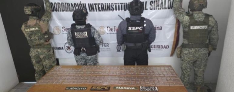 OHarfuch's tweet photo. Por instrucciones de la Presidenta @Claudiashein, continúa el reforzamiento de seguridad en Mazatlán, Sinaloa. Ayer en acciones operativas coordinadas, elementos de @Defensamx1, @SEMAR_mx, @SSPCMexico, @GN_MEXICO_ y autoridades estatales. 
Se aseguraron:
8 detenidos 
19 armas de fuego
Más de 2 mil cartuchos.
14 artefactos explosivos
415 pastillas de fentanilo.
Vehículos y equipo táctico.