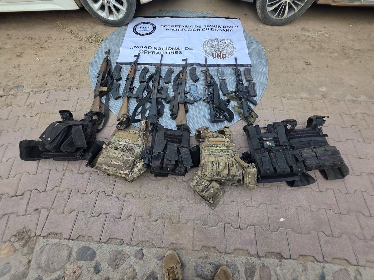 OHarfuch's tweet photo. Por instrucciones de la Presidenta @Claudiashein, continúa el reforzamiento de seguridad en Mazatlán, Sinaloa. Ayer en acciones operativas coordinadas, elementos de @Defensamx1, @SEMAR_mx, @SSPCMexico, @GN_MEXICO_ y autoridades estatales. 
Se aseguraron:
8 detenidos 
19 armas de fuego
Más de 2 mil cartuchos.
14 artefactos explosivos
415 pastillas de fentanilo.
Vehículos y equipo táctico.