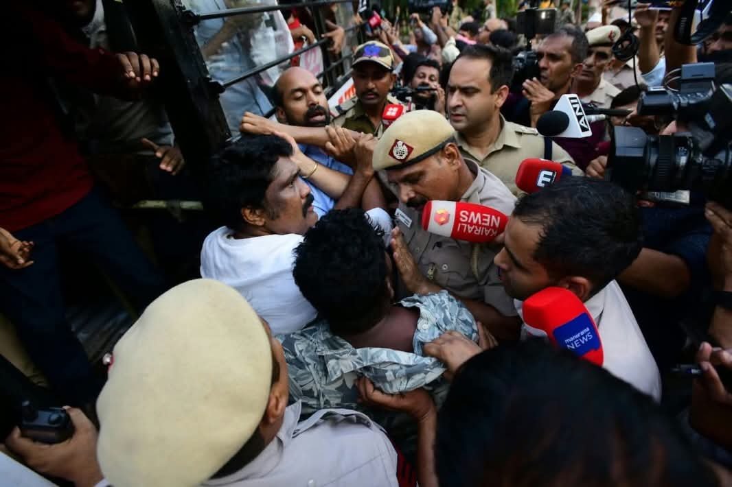 Abhiram___vk's tweet photo. Police excesses against the protest held in Delhi under the leadership of SFI and DYFI demanding the removal of Chief Election Commissioner Gyanesh Kumar.DYFI All India Secretary Himagna Raj Bhattacharya, President A.A. Rahim were arrested

#DYFI#SFI #Delhi #DelhiSIR https://t.co/aIuDGvs0xB