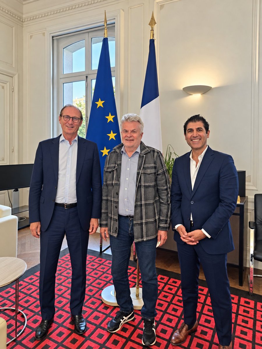 GRKGallery's tweet photo. Grk Groupe
Avec @bruno_fuchs , député et président de la commission des affaires étrangères de l'@AssembleeNat , à l'occasion d'un entretien réalisé pour le #magazine politique #EuropeDesTransitions du groupe GRK MEDIA Groupe. Itw par @GillesBerhault 
@GOLANROUZKHOSH https://t.co/6cqQNgEsnz