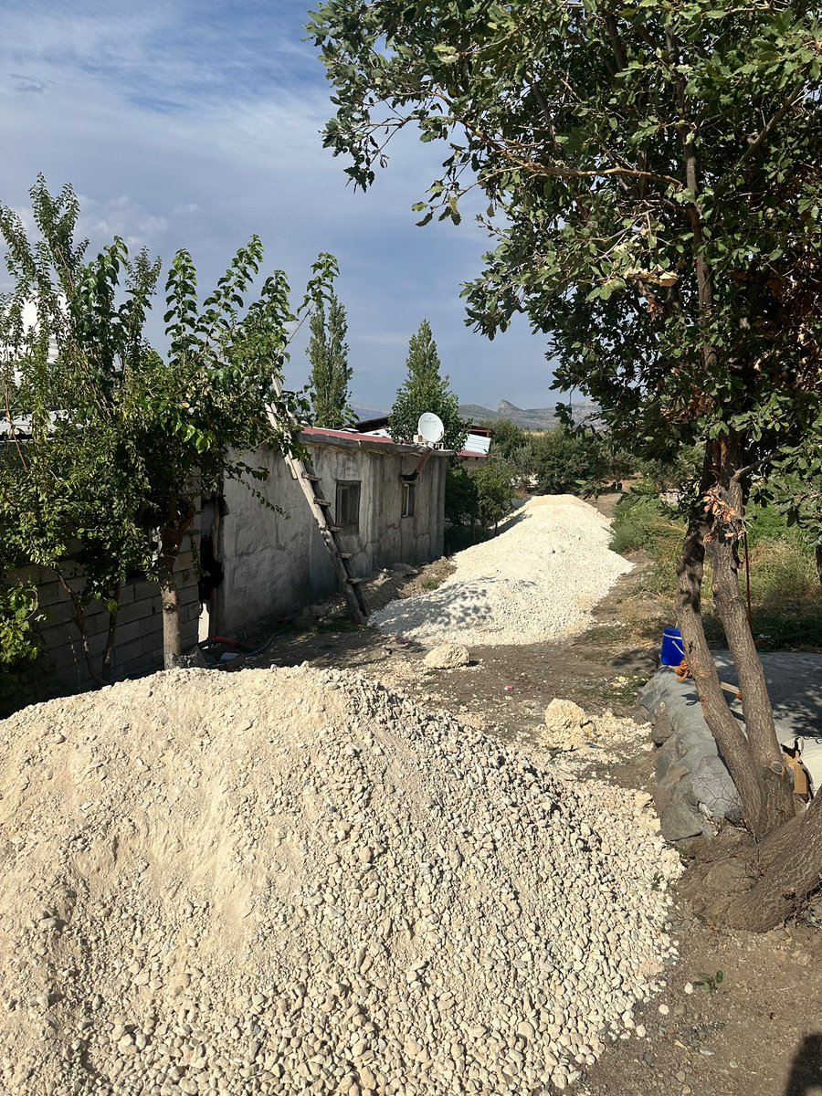 tameralhas's tweet photo. Ergen (Gerzno) kırsal mahallemizde devam eden yol çalışmalarımızı yerinde inceledik.

Vatandaşlarımızın ulaşım konforunu artırmak için çalışmalarımız aralıksız devam edecek. 🚧 https://t.co/feG652YpkX