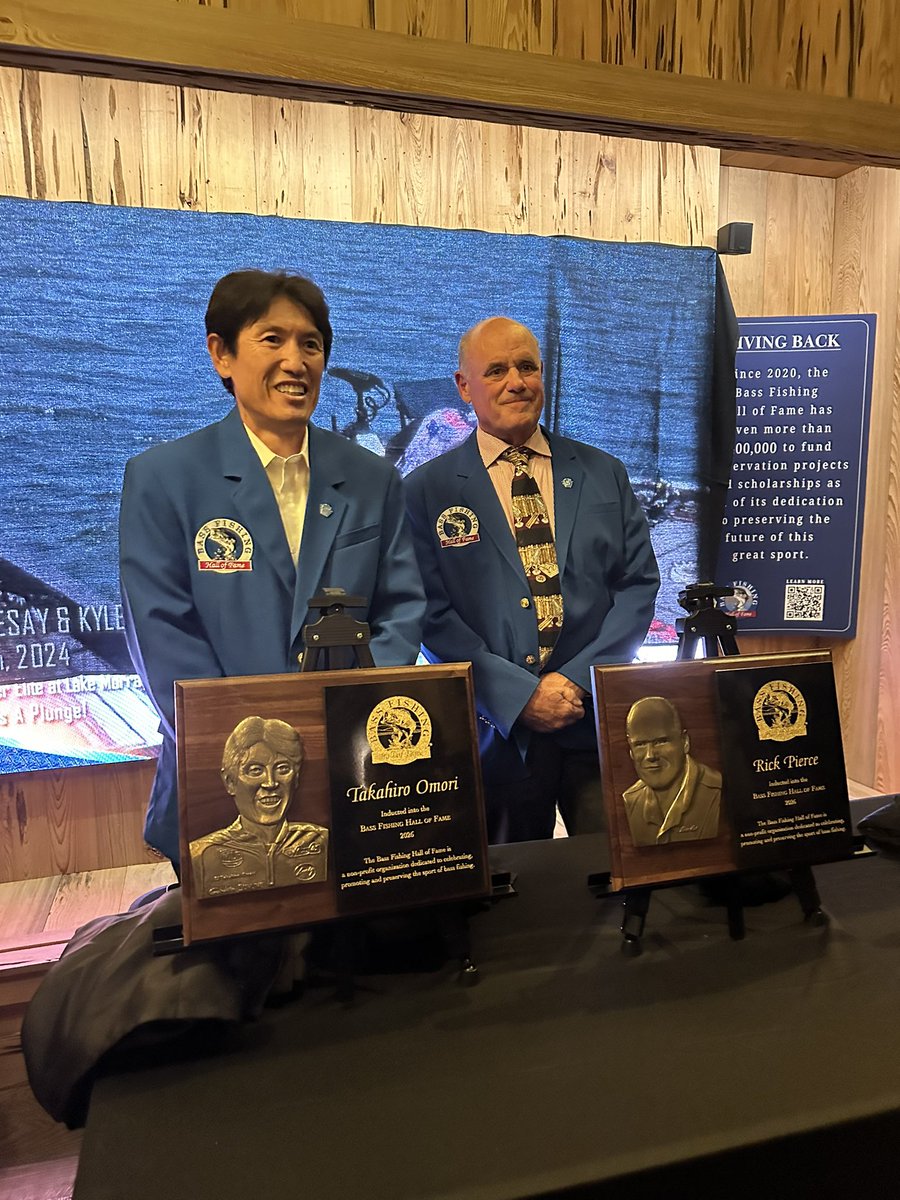 mike_Iaconelli's tweet photo. Becky and I had a great time at the @BassFishingHOF event in Springfield MO! This event celebrates the history of the sport of bass fishing and the people that have had a major impact on its growth! Congrats to all of this year’s recipients including @takahiroomori and @rickpierce ! Rick has been a mentor and friend for many many years and we are SO proud to see him inducted! It’s also a wonderful night to catch up with friends old and new, including getting to hang with our very dear friends Dave Mansue and his wife Andy! #bassfishinghalloffame #goingike @BassCatBoats