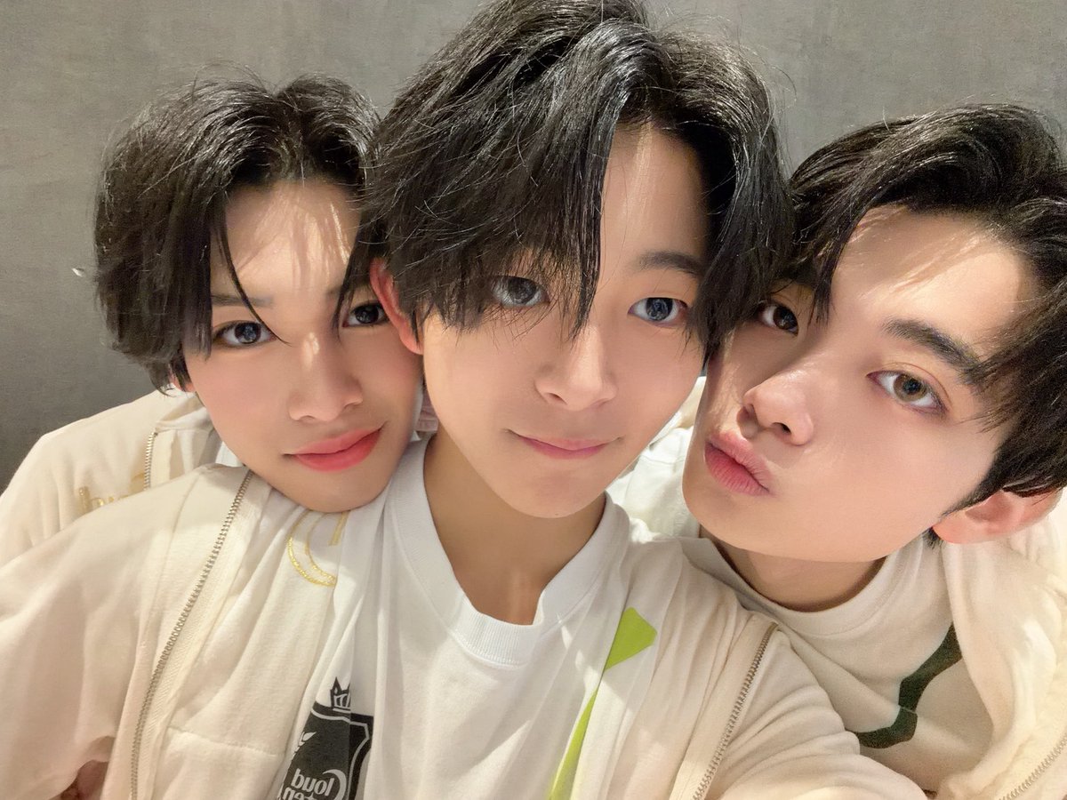cloudten_member's tweet photo. 今日の写真はお兄ちゃん達と撮りました！やっぱ2人ともイケメン✨️✨️ゆうせいガラスの靴ありがとねー！
今日の公演も来てくださりありがとうございました！初めて来てくれたWindsの方もいたのでとても楽しかったです！Windsのみんなは楽しかったかな？

＃Cloudten ＃平石愛葵 https://t.co/znPiclOzHG