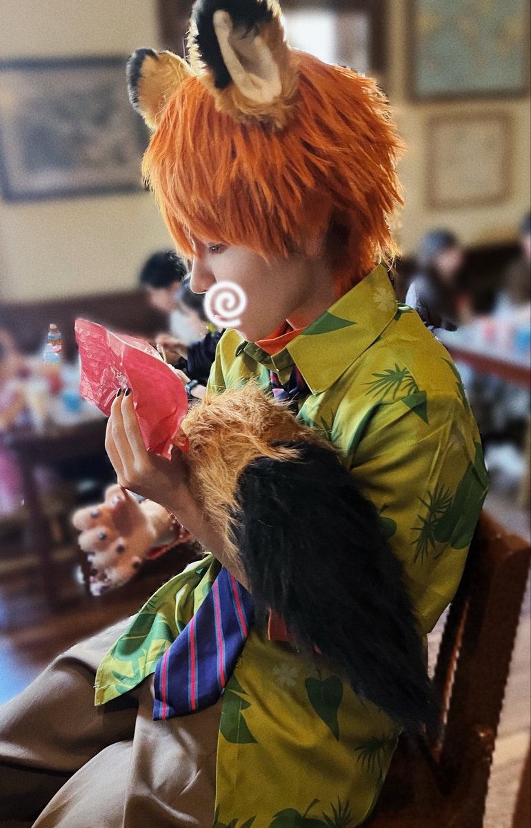 tobihobby's tweet photo. cos 仮装

シッポが邪魔にならないように抱えてお昼食べるワイルドくん（ちなみに３年前（笑））
抱き枕みたいな心地良さあった✌🏻🦊 https://t.co/e86ENh7LJ4