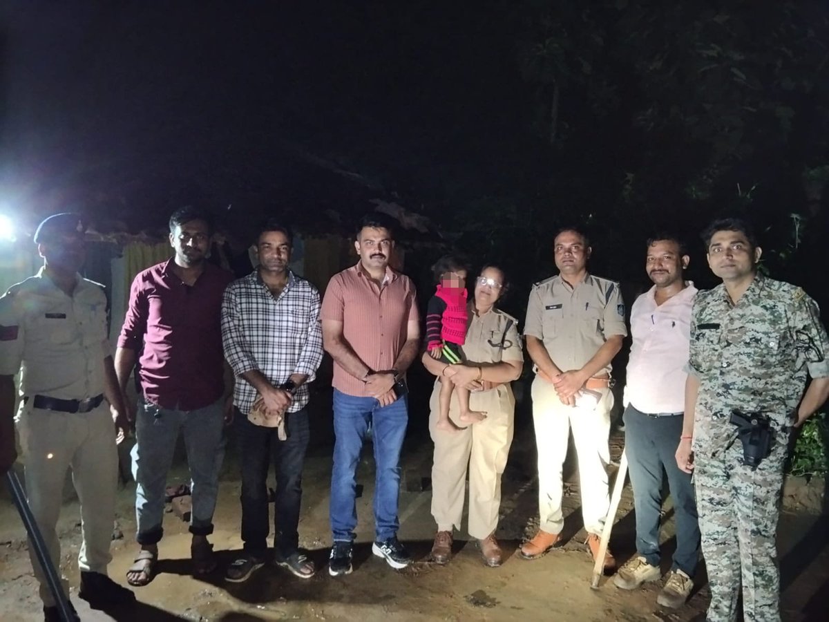 SP_Rewa's tweet photo. रीवा थाना समान पुलिस की त्वरित कार्रवाई से महज 06 घंटे के भीतर 2½ वर्षीय मासूम बालिका को सीधी जिले के दूरस्थ ग्रामीण क्षेत्र से सकुशल बरामद कर परिजनों को सुपुर्द किया। मामले में अपहरण के 04 आरोपियों को गिरफ्तार किया गया है@DGP_MP @MPPoliceDeptt @mohdept @DrMohanYadav51 @IG_Rewa https://t.co/tbiCHGV59e