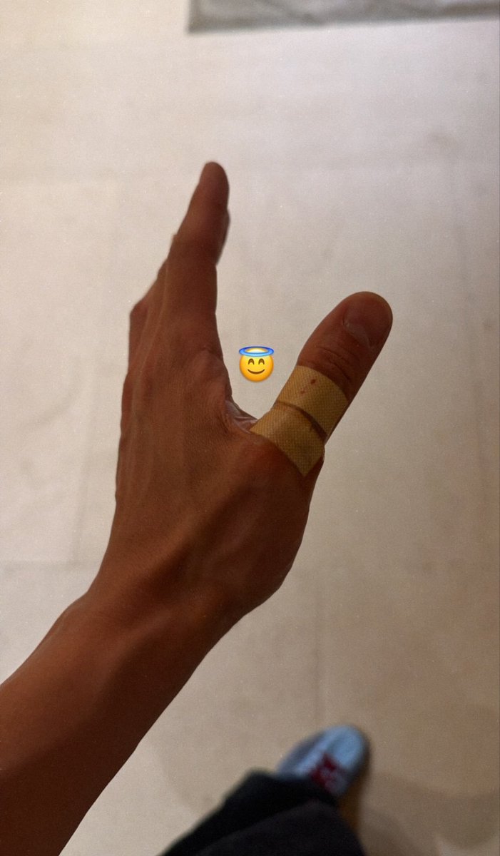 JWYcomfort's tweet photo. WOOYOUNG GETTING SCRATCHED BY A CAT AFTER TRYING TO PAT THE KITTY 😭😭 THE SCREAM I'M CRYING 😭😭😭😭😭 https://t.co/rKR5qxMWgs