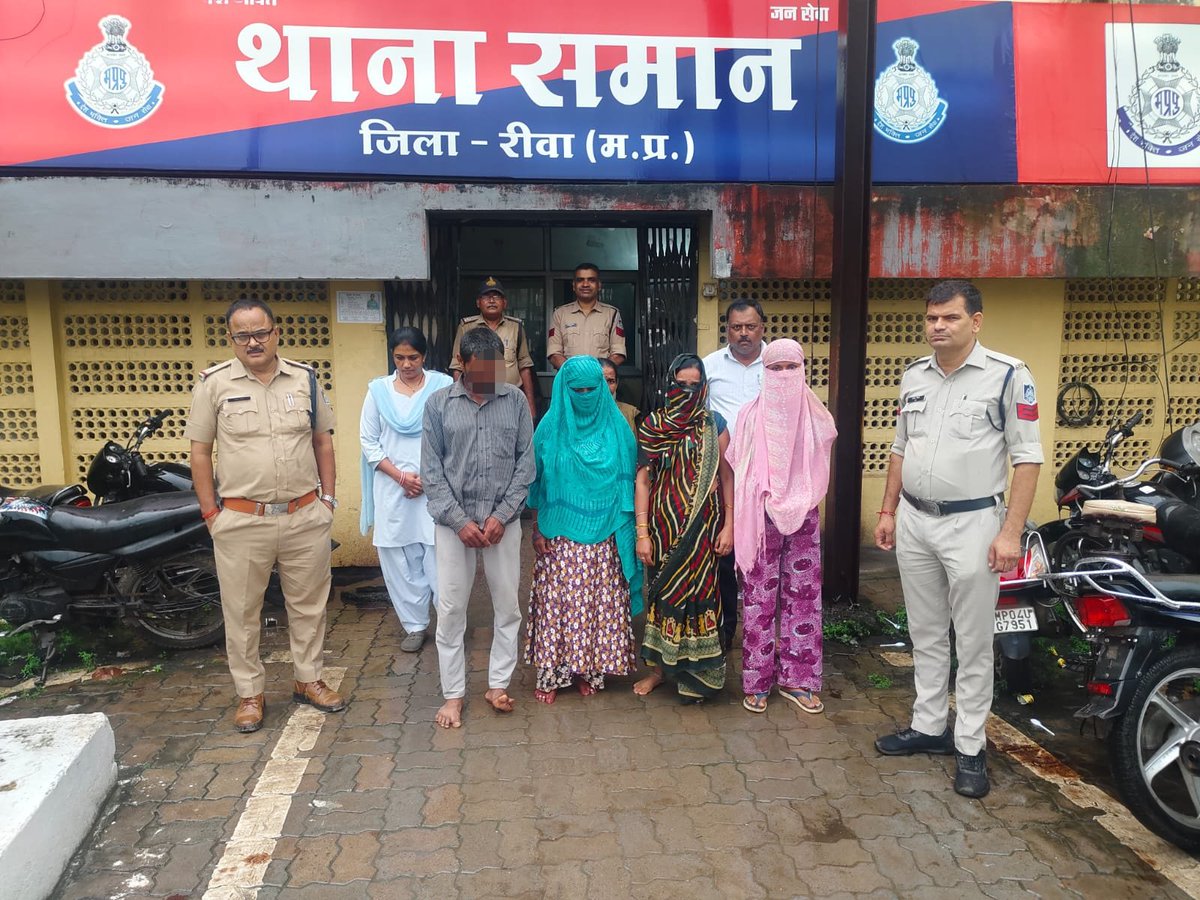 SP_Rewa's tweet photo. रीवा थाना समान पुलिस की त्वरित कार्रवाई से महज 06 घंटे के भीतर 2½ वर्षीय मासूम बालिका को सीधी जिले के दूरस्थ ग्रामीण क्षेत्र से सकुशल बरामद कर परिजनों को सुपुर्द किया। मामले में अपहरण के 04 आरोपियों को गिरफ्तार किया गया है@DGP_MP @MPPoliceDeptt @mohdept @DrMohanYadav51 @IG_Rewa https://t.co/tbiCHGV59e
