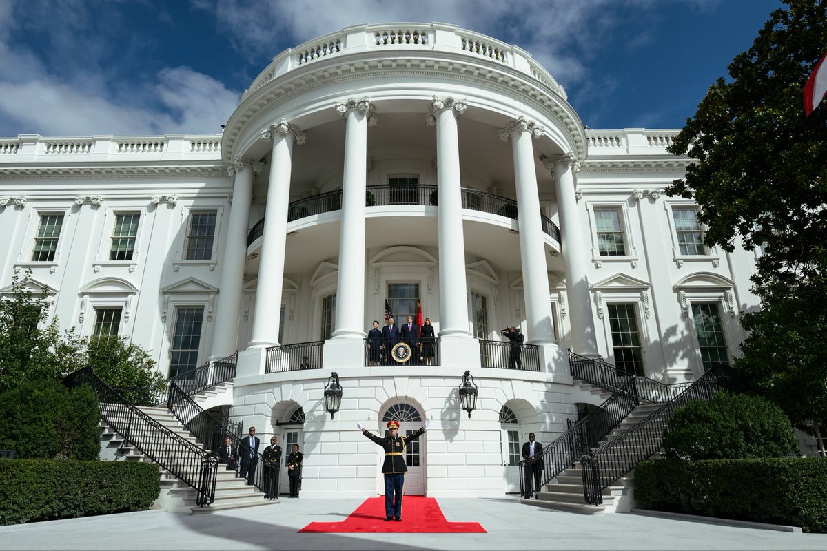 FirstLadyOffice's tweet photo. 🇺🇸🇨🇳 https://t.co/QwGf5Fmqgf