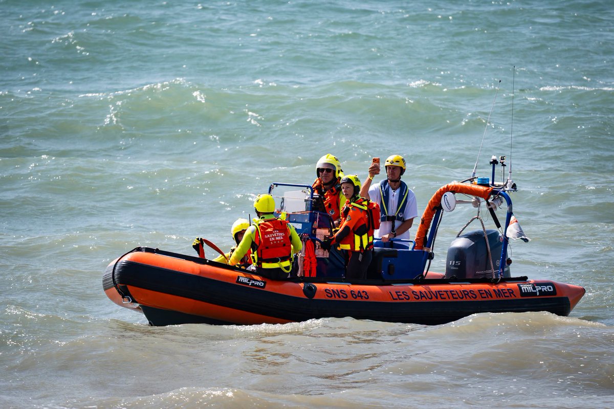 Image de Préfecture maritime Manche et mer du Nord - #Opération | Le 25/09 au matin, un plaisancier signale une voie d'eau au large d'Hauteville. Les SNS