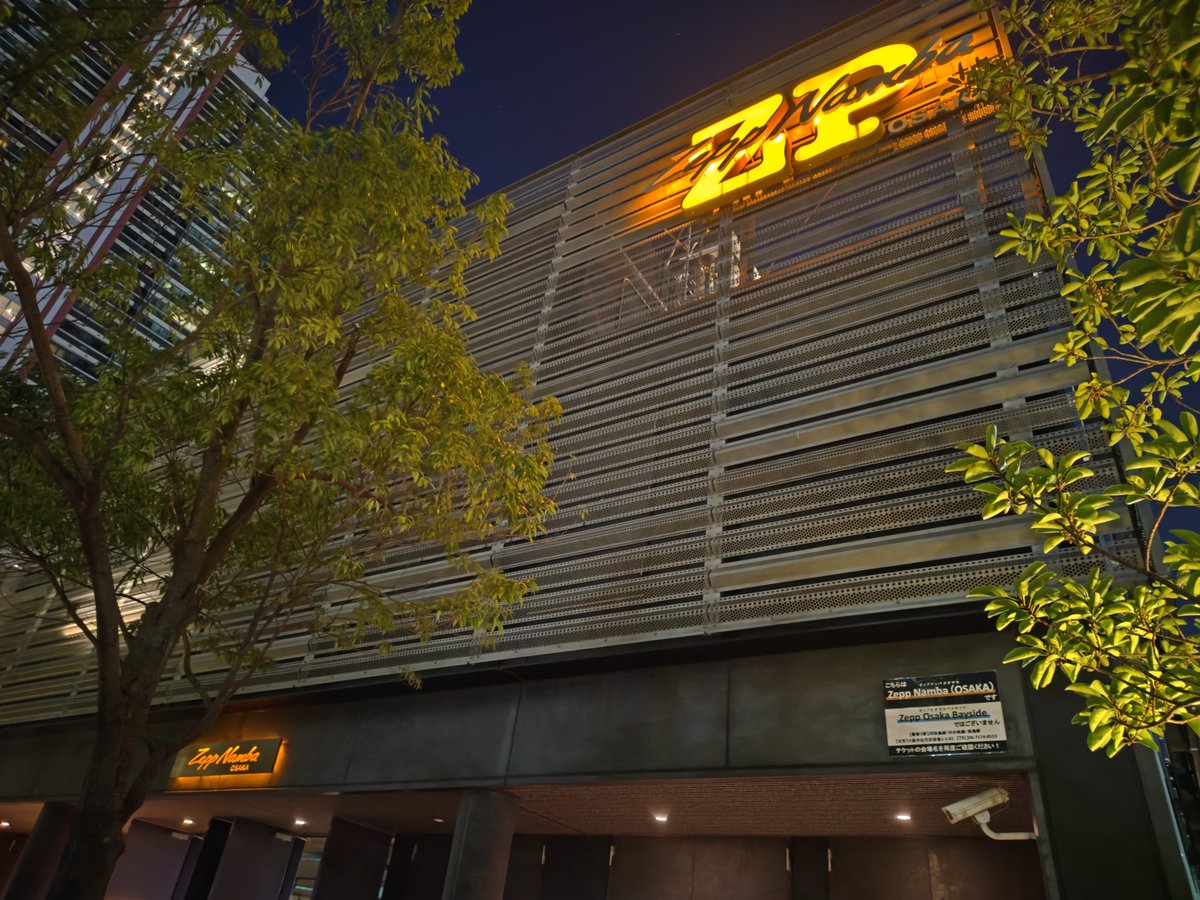 dora3dora3's tweet photo. ライブハウス2日間終了。昨日は後方指定席、今日はスタンディング。足が痛い、、昨日も今日も下手側の3人はほぼ見えず。楽しかった。終演後のともこさんに会場沸いてた。さすが大阪やなー😆 https://t.co/EucK7MzftD