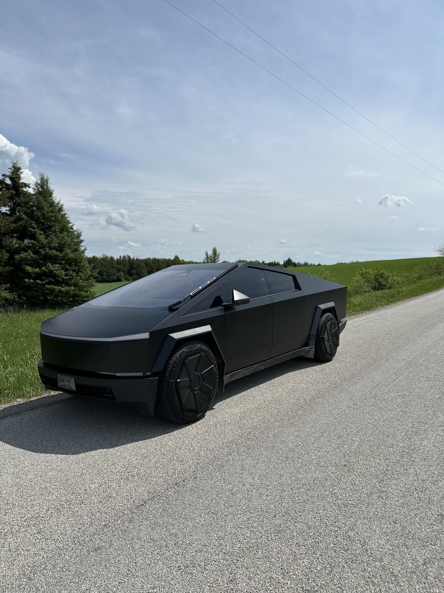 TheCyberYev's tweet photo. Ontario backroad.
Matte black vs the evergreens.
Who else prefers this view to the 401? https://t.co/x959LSep8R
