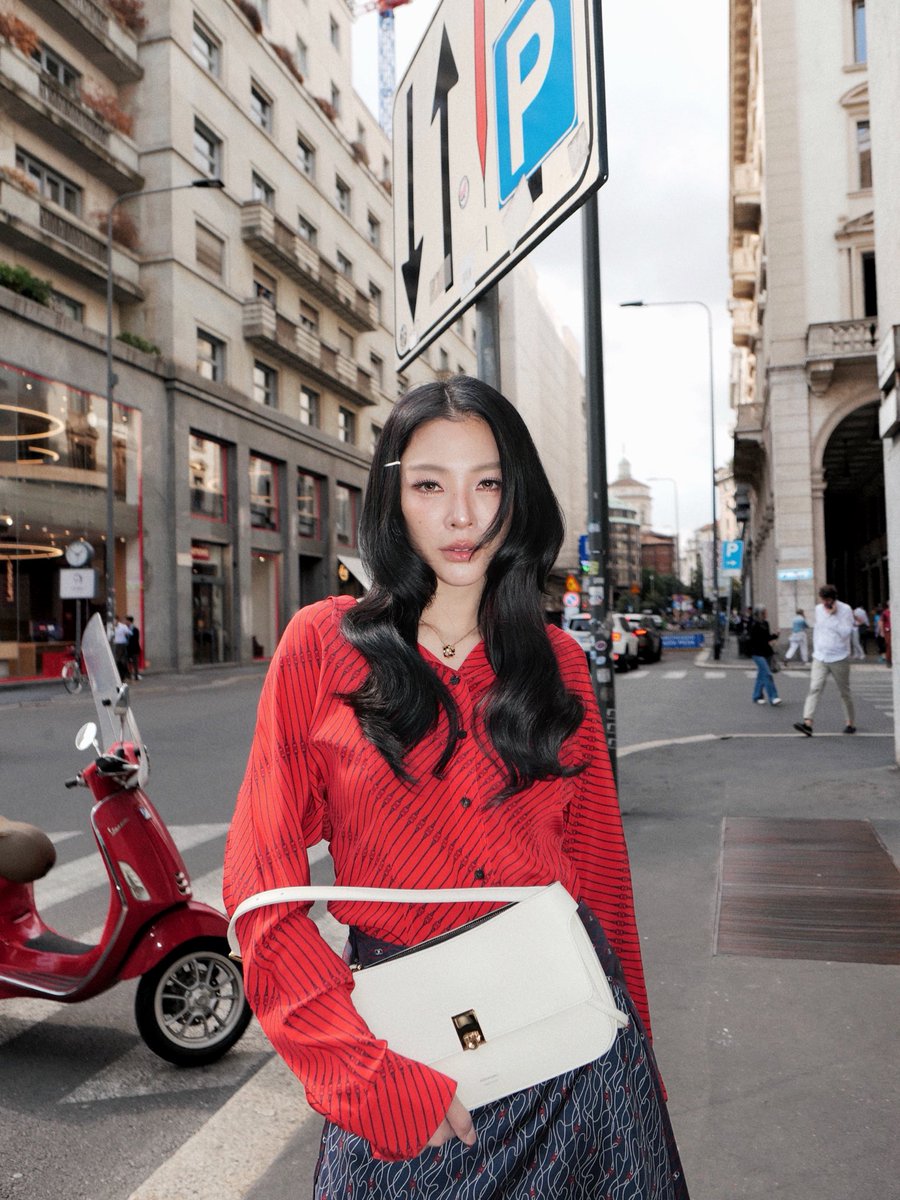 malisorn00's tweet photo. Seen on the streets of Milano @Ferragamo 

#FerragamoSS27
#Ferragamo
#FerragamoXFaye https://t.co/K0sBM2Udmo