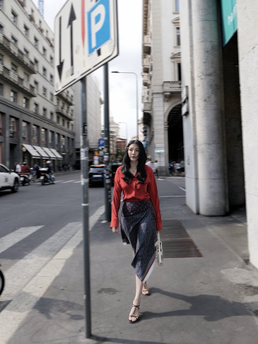 malisorn00's tweet photo. Seen on the streets of Milano @Ferragamo 

#FerragamoSS27
#Ferragamo
#FerragamoXFaye https://t.co/K0sBM2Udmo